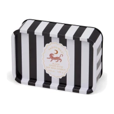 Vela perfumada Paddywax A Dopo Black Cedar + Fig 184 g en lata a rayas con etiqueta de tigre