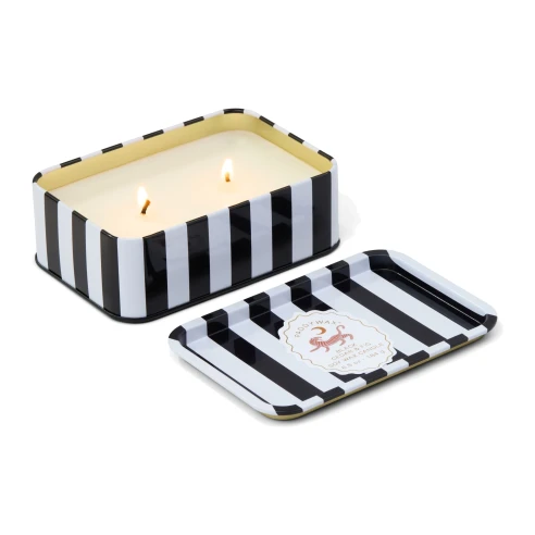 Vela Paddywax A Dopo Black Cedar + Fig encendida con dos mechas y su tapa metálica a rayas