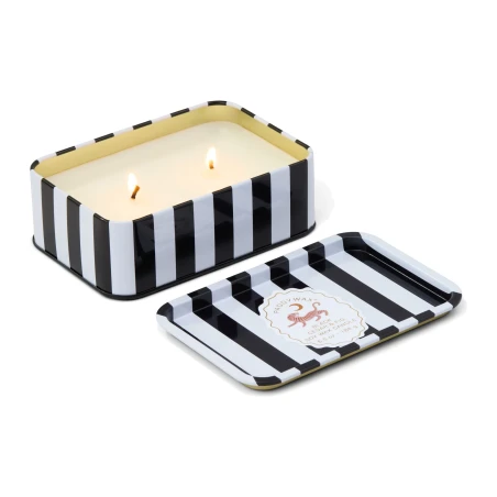 Vela Paddywax A Dopo Black Cedar + Fig encendida con dos mechas y su tapa metálica a rayas
