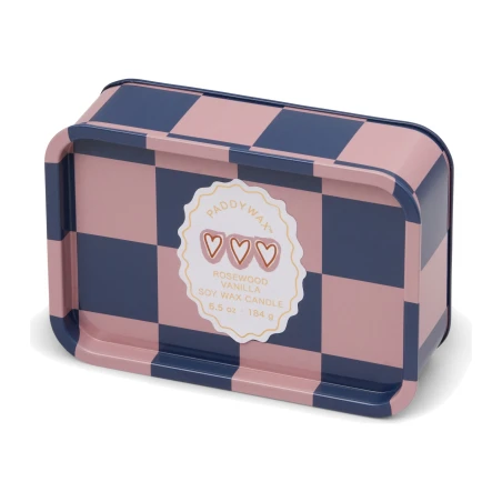 Vela perfumada Paddywax A Dopo Rosewood Vanilla 184 g en lata a cuadros con etiqueta de corazones