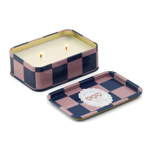 Vela Paddywax A Dopo Rosewood Vanilla encendida con dos mechas y su tapa metálica a cuadros