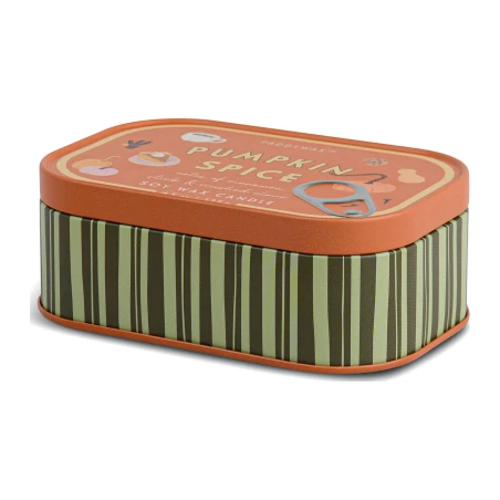 Vela Paddywax Bistro Pumpkin Spice en perspectiva, lata con tapa naranja ilustrada y base a rayas verdes