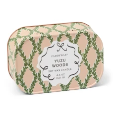 Vela perfumada Paddywax Cherie Yuzu Woods 127 g en lata estampada rosa con celosía de hojas verdes