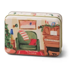 Vela perfumada Paddywax Christmas Tin Piano Pomegranate & Spruce 141 g en lata ilustrada con un salón navideño