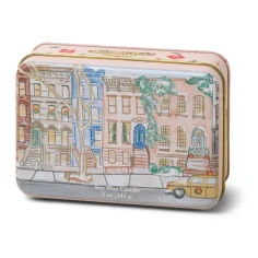 Vela perfumada Paddywax Christmas Tin Brownstone Tangerine & Clove 141 g en lata ilustrada con una calle nevada de Nueva York