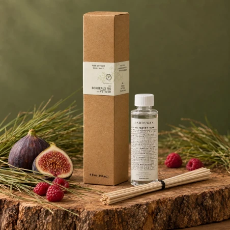 Recambio de mikado Paddywax Eco Bordeaux Fig & Vetiver sobre corteza de madera, con higos, frambuesas y hierba de vetiver