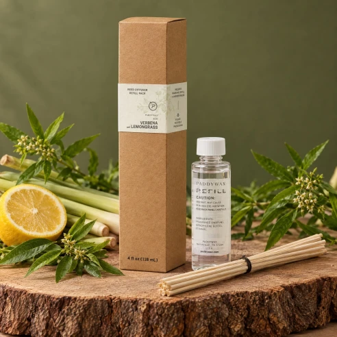 Recambio de mikado Paddywax Eco Verbena & Lemongrass sobre corteza de madera, con hierba limón, verbena y limón