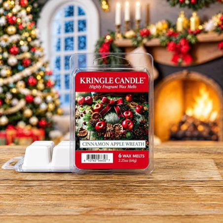 Wax melts Kringle Candle Cinnamon Apple Wreath 64 g sobre una mesa de madera junto a la chimenea en un ambiente navideño