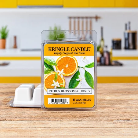 Wax melts Kringle Candle Citrus Blossom & Honey 64 g sobre una encimera en un ambiente de cocina