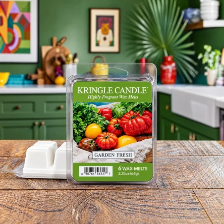 Wax melts Kringle Candle Garden Fresh 64 g sobre una mesa de madera en un ambiente de cocina