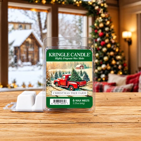 Wax melts Kringle Candle Christmas Tree Farm 64 g sobre una mesa de madera en un ambiente navideño