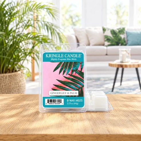 Wax melts Kringle Candle Gingerlily & Palm 64 g sobre una mesa de madera en un salón luminoso de ambiente tropical
