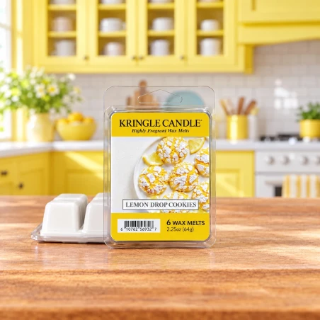 Wax melts Kringle Candle Lemon Drop Cookies 64 g sobre una encimera de madera en un ambiente de cocina luminosa y primaveral