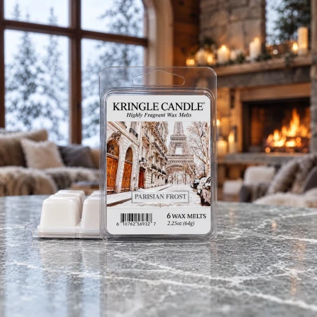 Wax melts Kringle Candle Parisian Frost 64 g sobre una superficie de mármol en un ambiente invernal junto a la chimenea