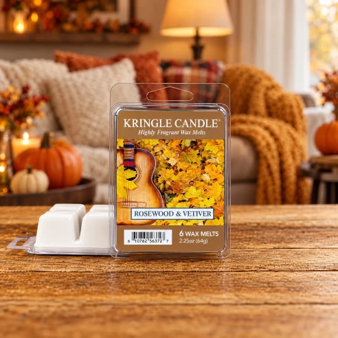 Wax melts Kringle Candle Rosewood & Vetiver 64 g sobre una mesa de madera en un ambiente otoñal y acogedor