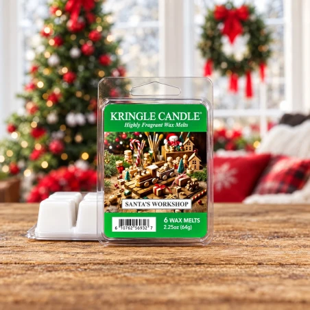 Wax melts Kringle Candle Santa's Workshop 64 g sobre una mesa de madera rústica en un ambiente navideño junto al árbol