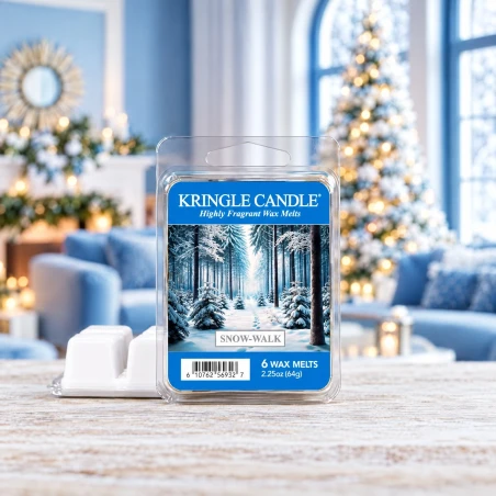 Wax melts Kringle Candle Snow-Walk 64 g sobre una mesa de madera blanca en un salón invernal luminoso con árbol de Navidad