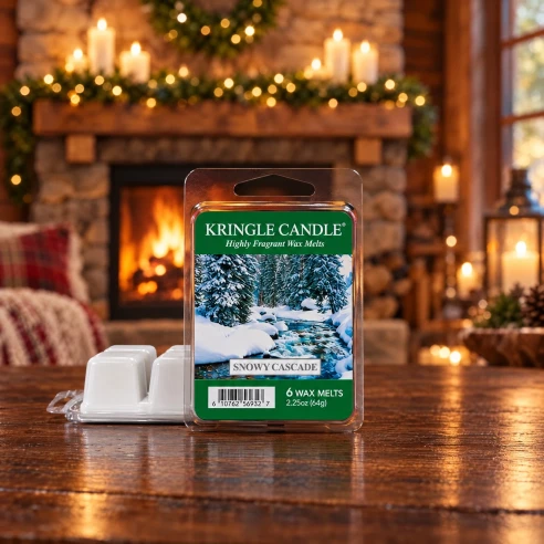 Wax melts Kringle Candle Snowy Cascade 64 g sobre una mesa de madera en un ambiente invernal junto a la chimenea
