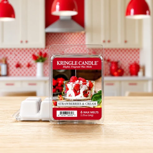 Wax melts Kringle Candle Strawberries & Cream 64 g sobre una encimera de madera en un ambiente de cocina alegre