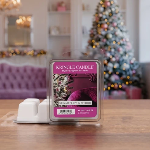 Wax melts Kringle Candle Sugar Plum & Myrrh 64 g sobre una mesa de madera en un salón navideño elegante
