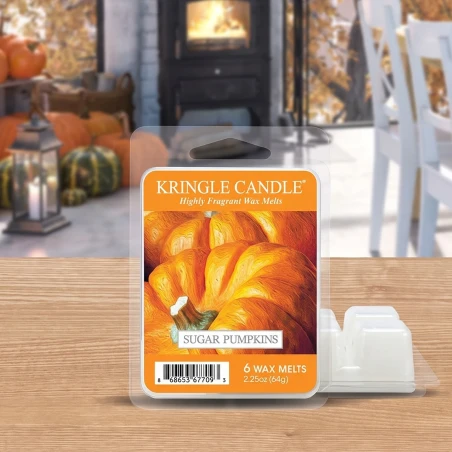 Wax melts Kringle Candle Sugar Pumpkins 64 g sobre una mesa de madera en un ambiente otoñal con calabazas y chimenea