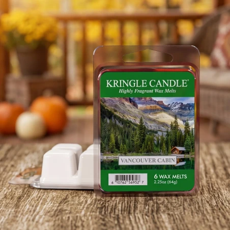 Wax melts Kringle Candle Vancouver Cabin 64 g sobre una mesa de madera rústica en el porche de una cabaña en otoño