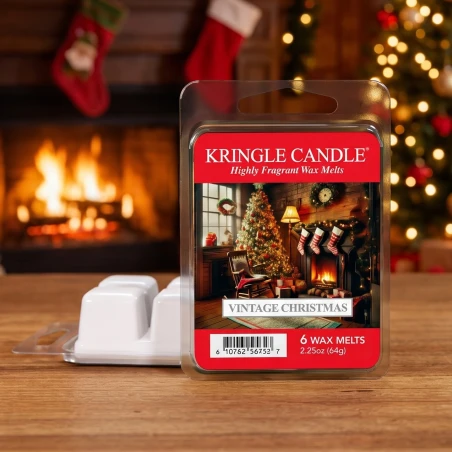 Wax melts Kringle Candle Vintage Christmas 64 g sobre una mesa de madera en un salón navideño junto a la chimenea