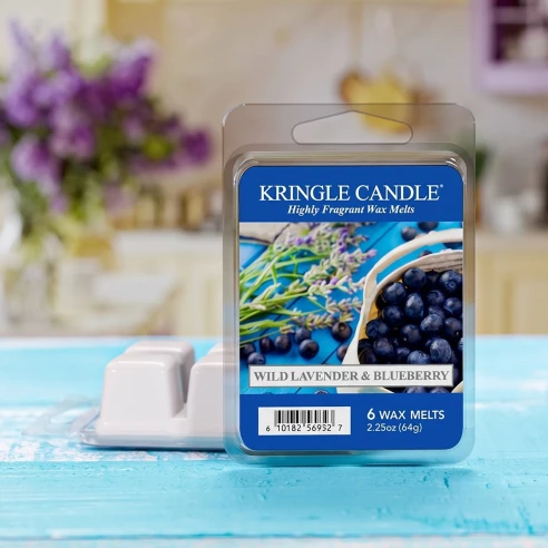 Wax melts Kringle Candle Wild Lavender & Blueberry 64 g sobre una mesa de madera azul en una cocina primaveral