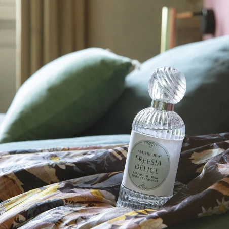 Perfume para la ropa Les Intemporelles de Mathilde M. sobre la ropa de cama