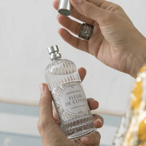 Agua de colonia Fleur de Coton 100 ml de Mathilde M. en uso
