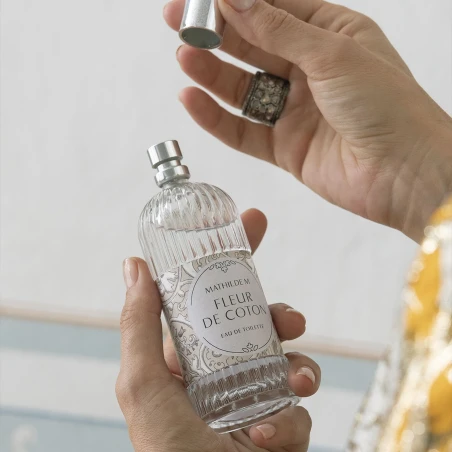 Agua de colonia Fleur de Coton 100 ml de Mathilde M. en uso