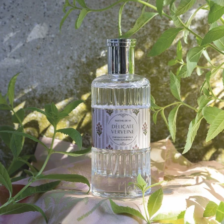 Ambientador en spray Délicate Verveine Soleil de Provence de Mathilde M. en un jardín