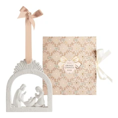 Nacimiento perfumado Orange Cannelle de Mathilde M. junto a su caja de regalo, colección Rubans de Fête