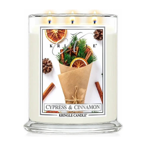 Vela Kringle Candle Cypress & Cinnamon de 3 mechas en bote grande de cristal de 623 g encendida