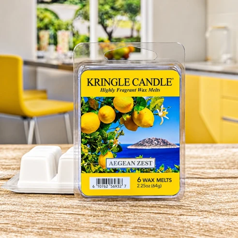 Wax melts Kringle Candle Aegean Zest 64 g sobre una mesa de madera en una cocina luminosa en tonos amarillos