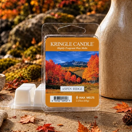 Wax melts Kringle Candle Aspen Ridge 64 g sobre una mesa de madera con hojas secas en un ambiente otoñal