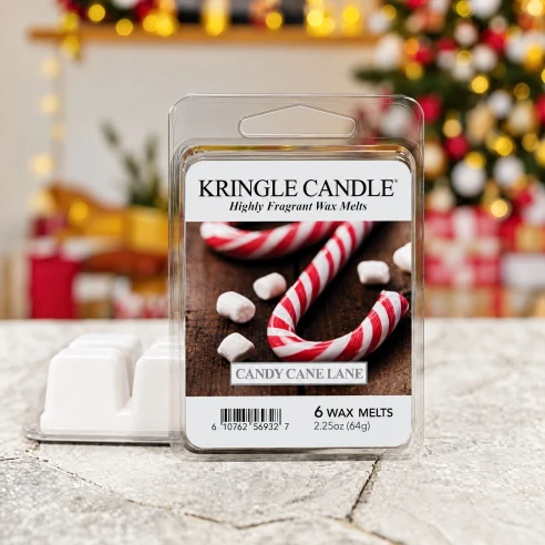 Wax melts Kringle Candle Candy Cane Lane 64 g sobre una superficie de piedra en un ambiente navideño