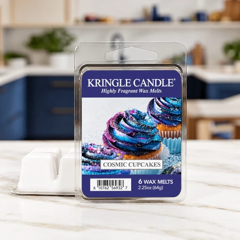Wax melts Kringle Candle Cosmic Cupcakes 64 g sobre una encimera de mármol en una cocina moderna