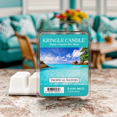 Wax melts Kringle Candle Tropical Waters 64 g sobre una mesa en un salón en tonos turquesa