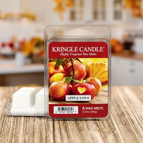 Wax melts Kringle Candle Apple Love 64 g sobre una mesa de madera en una cocina otoñal