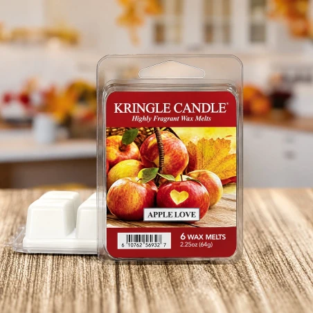 Wax melts Kringle Candle Apple Love 64 g sobre una mesa de madera en una cocina otoñal