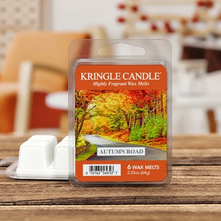 Wax melts Kringle Candle Autumn Road 64 g sobre una mesa de madera en un ambiente otoñal