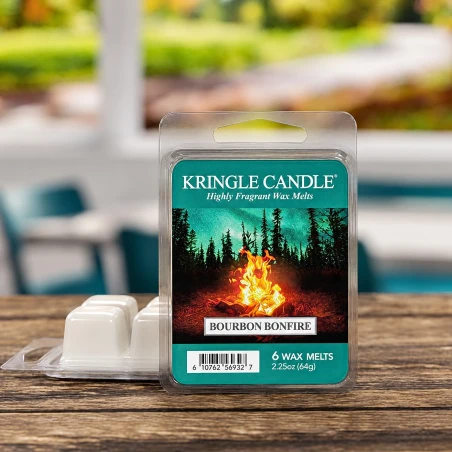Wax melts Kringle Candle Bourbon Bonfire 64 g sobre una mesa de madera en un ambiente otoñal