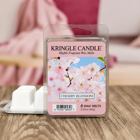 Wax melts Kringle Candle Cherry Blossom 64 g sobre una mesa de madera en un salón en tonos rosas