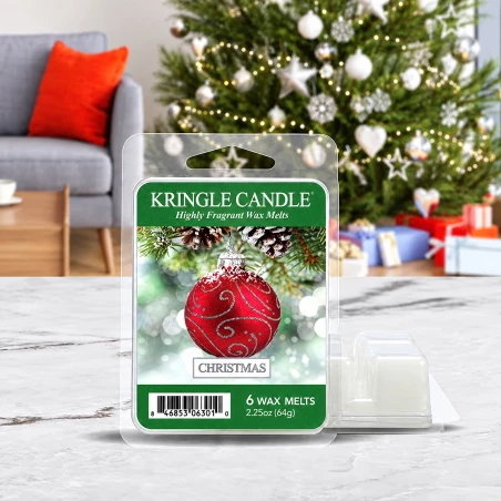 Wax melts Kringle Candle Christmas 64 g sobre una mesa de mármol blanco junto al árbol de Navidad
