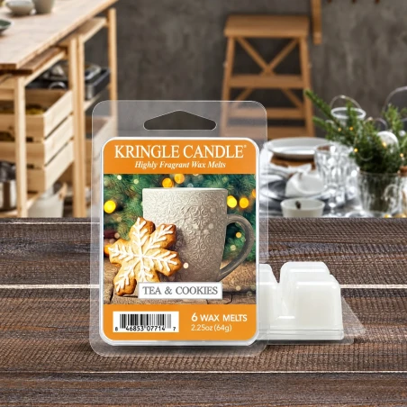 Wax melts Kringle Candle Tea & Cookies 64 g sobre una mesa de madera en una cocina luminosa