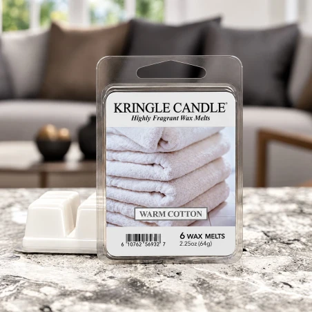 Wax melts Kringle Candle Warm Cotton 64 g sobre una superficie de mármol en un salón acogedor