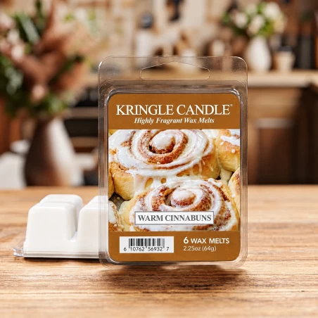 Wax melts Kringle Candle Warm Cinnabuns 64 g sobre una mesa de madera en una cocina rústica