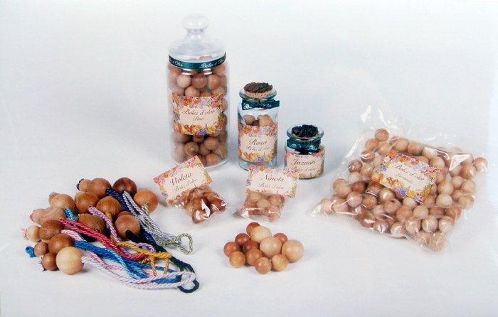 Bolas de madera perfumadas de Boles d'olor en tarros de cristal y bolsitas, los primeros productos de la marca