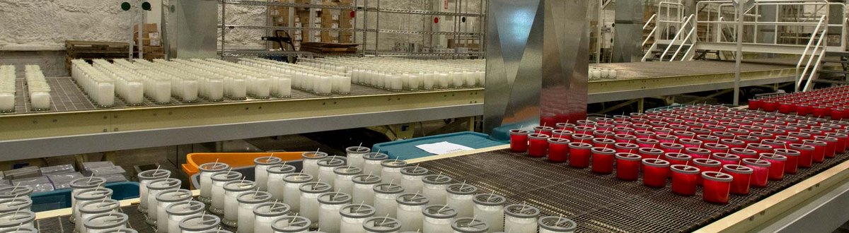 Fábrica de Kringle Candle en Bernardston con velas en la línea de producción